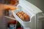 Не е ОК яйцата да стоят на вратата на хладилника и с острото нагоре, защо?
