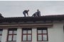 Мъж заплаши, че ще скочи от покрива на къщата си, след като посегнаха на ракията му