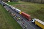 Полските шофьори на камиони започнаха да блокират граничните пунктове с Украйна преди близо три седмици в знак на протест срещу прекратяването от страна на Брюксел на разрешителните за влизане в ЕС за украинските шофьори на камиони