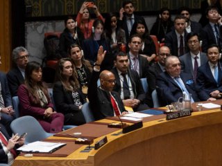 Заместник-посланикът на САЩ в ООН Робърт Ууд гласува против резолюция, разрешаваща палестинското членство в ООН, в централата на ООН в Ню Йорк, 18 април 2024 г. 