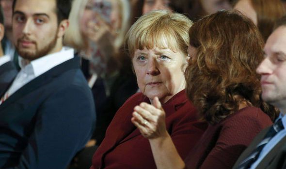  Меркел остана на парти с мигранти при теракта в Берлин