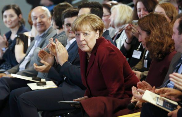  Меркел остана на парти с мигранти при теракта в Берлин