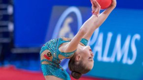 Стилияна Николова води в класирането, а Боряна Калейн е втора след изпълненията с обръч и с топка за многобоя при жените на Световната купа по художествена гимнастика, която започна днес в "Арена София".