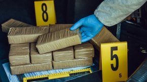 6 килограма кокаин, скрит в двойна стена на ремарке на камион, са открили митничарите на ГКПП "Калотина", съобщиха от Агенция "Митници".